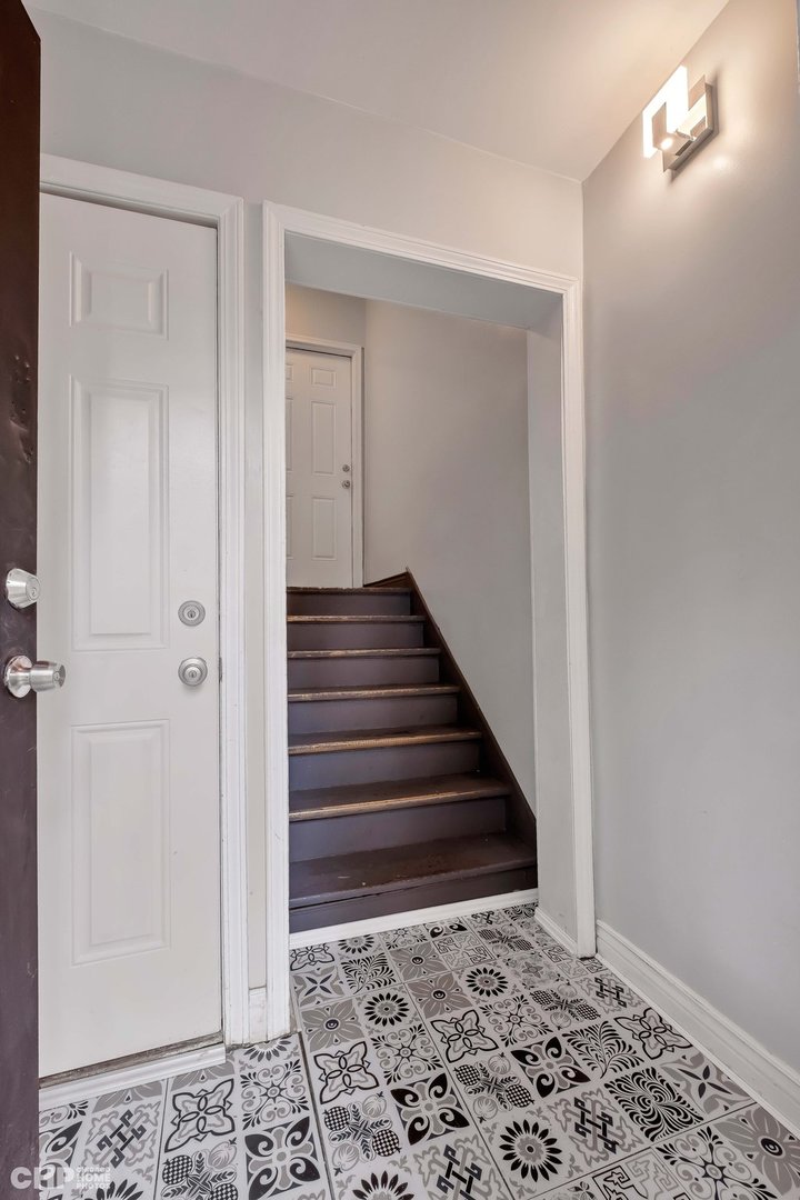 1052 North Springfield Avenue Chicago, IL 60651 - Photo 5 of 31 a view of an entryway