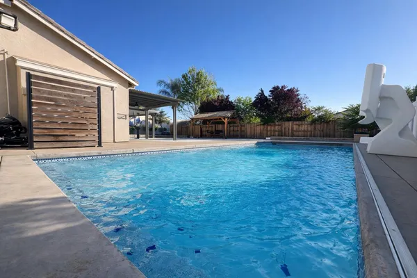 a view of a house with backyard