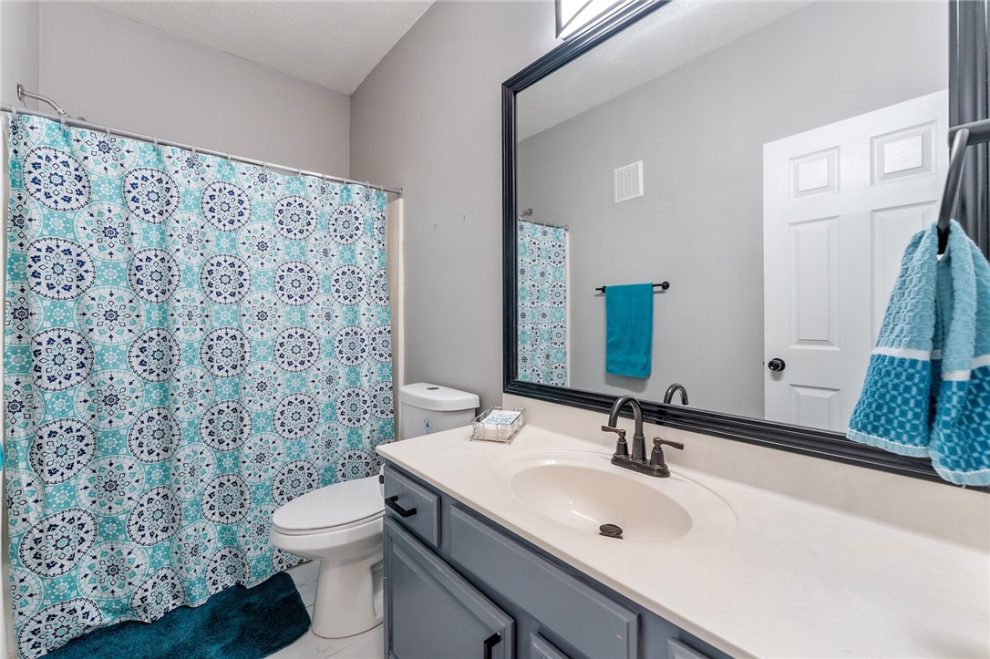 160 Wexford Drive, Unit 206 Anderson, SC 29621 - Photo 27 of 31 Full bathroom with tub/shower combo.