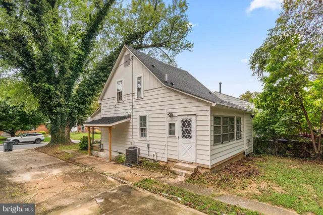 $2,900 | 715 Anderson Avenue, Rockville, MD 20850