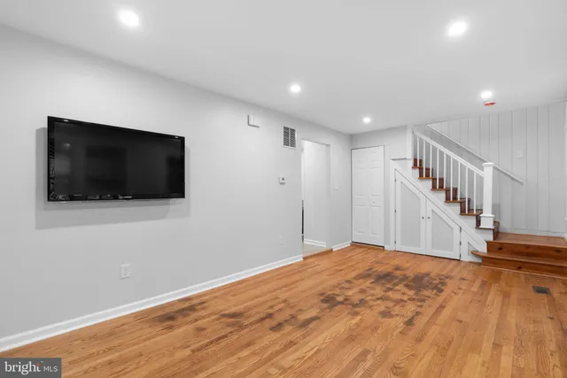 $2,900 | 715 Anderson Avenue, Rockville, MD 20850