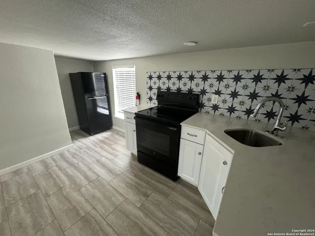 $760 | 407 East Locust Street, Unit 10, San Antonio, TX 78212