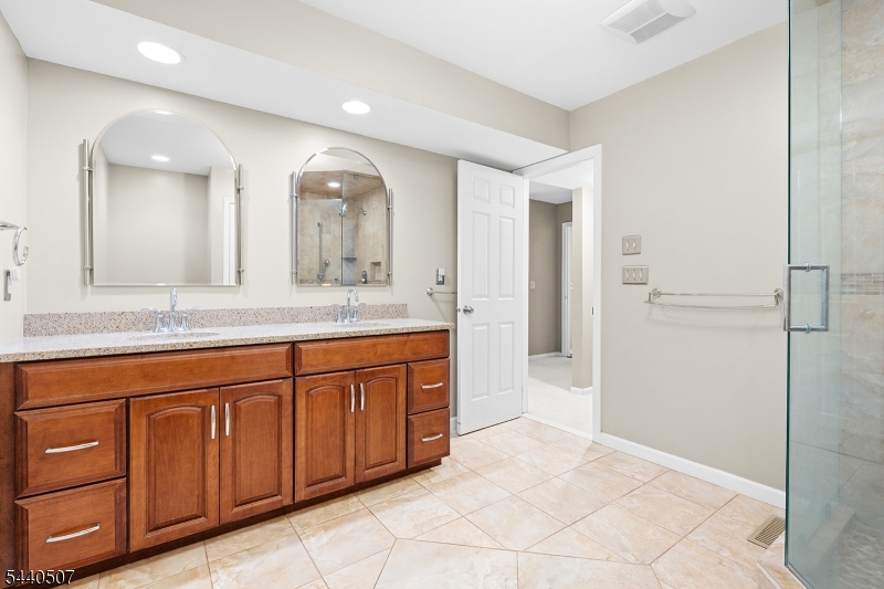31 Stone Row Lane Oak Ridge, NJ 07438 - Photo 13 of 29