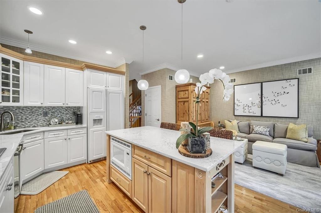 10 Versailles Way, Nanuet, NY 10954 Compass