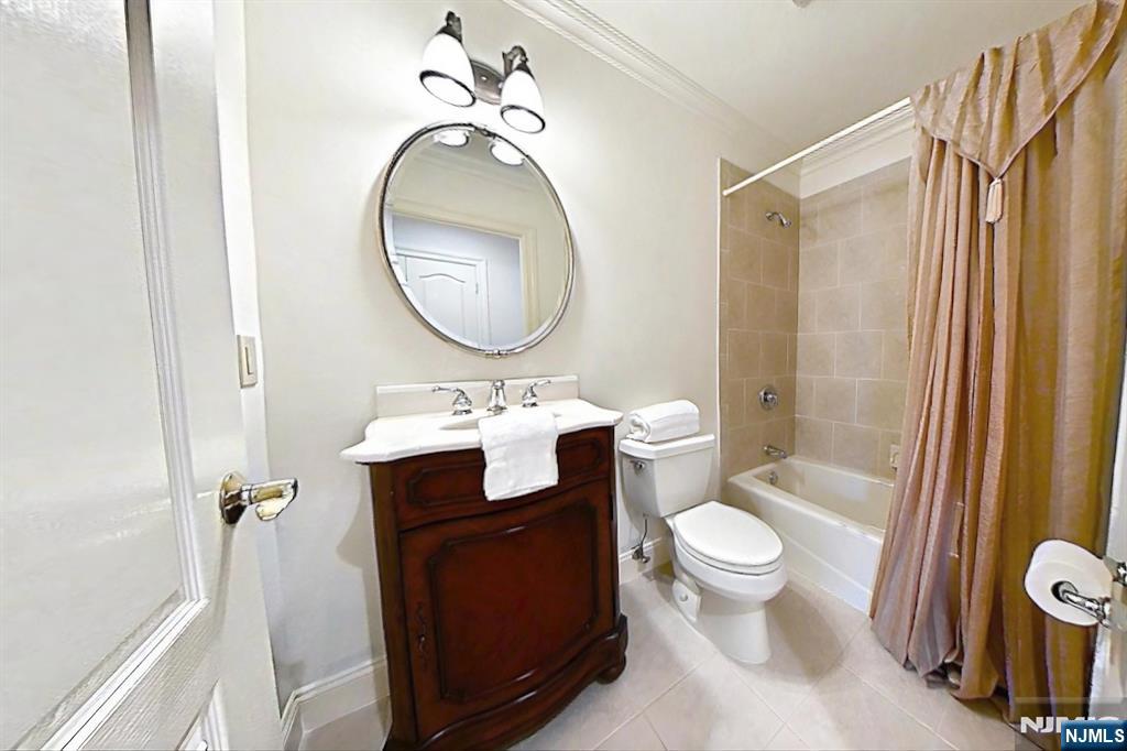 4201 Rio Vista Drive, Unit 4201 Mahwah, NJ 07430 - Photo 17 of 34 a bathroom with a toilet a sink and a mirror