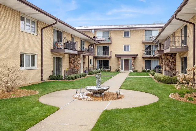$1,900 | 6148 Kensington Avenue, Unit 1, Countryside, IL 60525