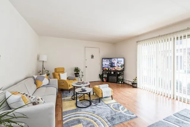 $1,900 | 6148 Kensington Avenue, Unit 1, Countryside, IL 60525