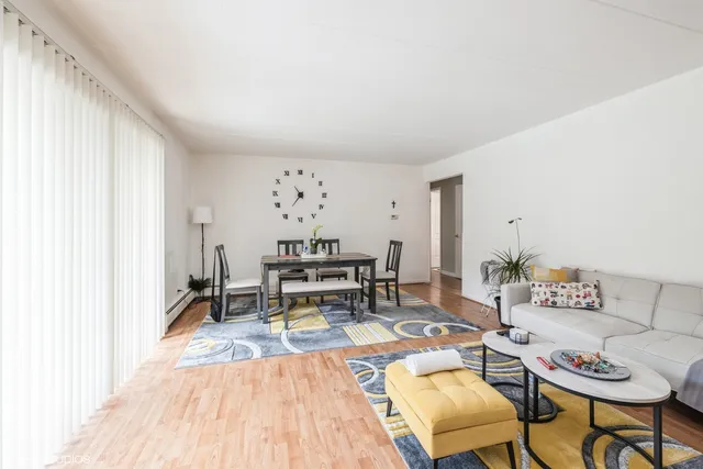 $1,900 | 6148 Kensington Avenue, Unit 1, Countryside, IL 60525