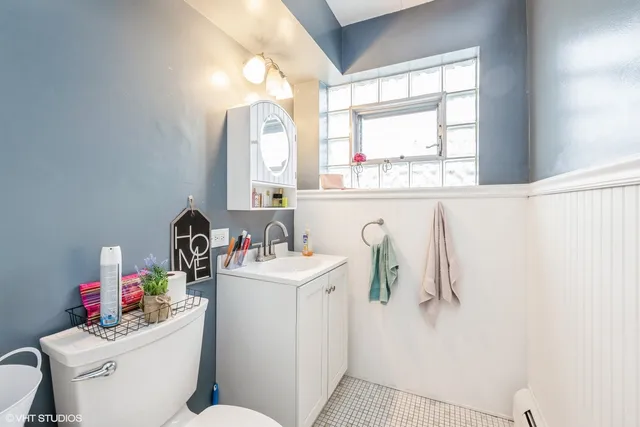 $1,900 | 6148 Kensington Avenue, Unit 1, Countryside, IL 60525