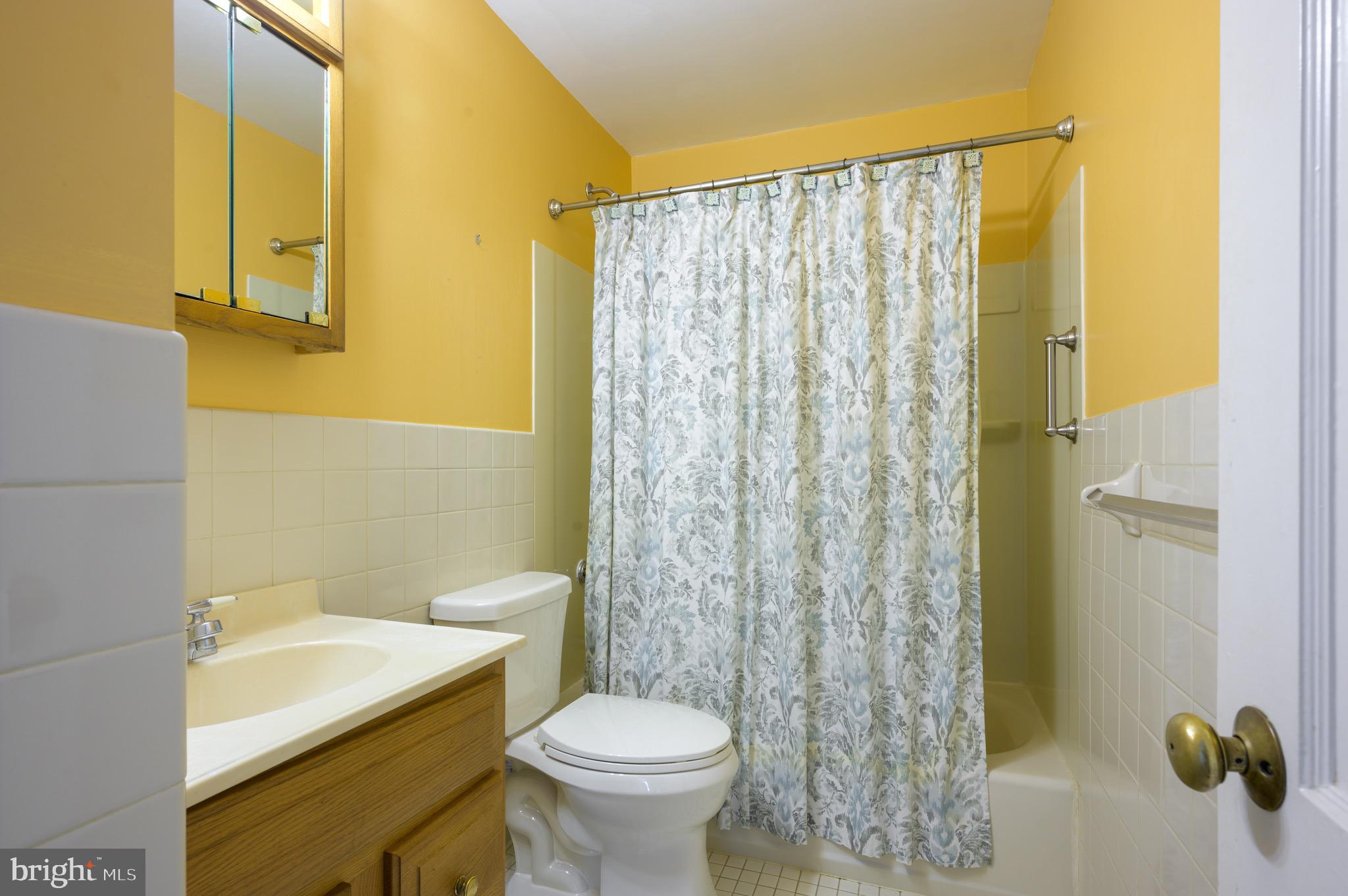 703 Dunmore Road Philadelphia, PA 19115 - Photo 11 of 30 Full Bath Main Floor
