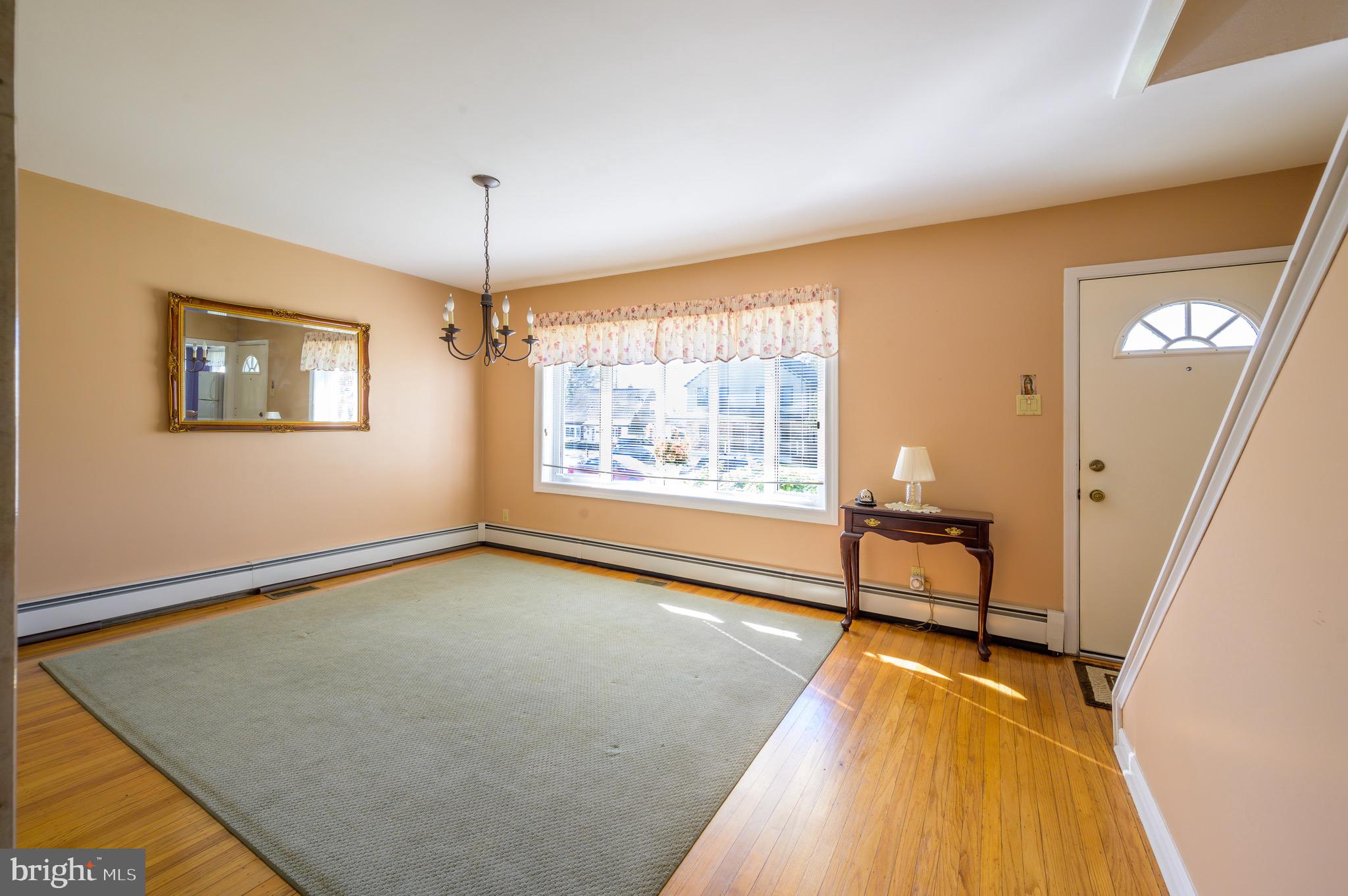 703 Dunmore Road Philadelphia, PA 19115 - Photo 4 of 30 Living /Dining Room