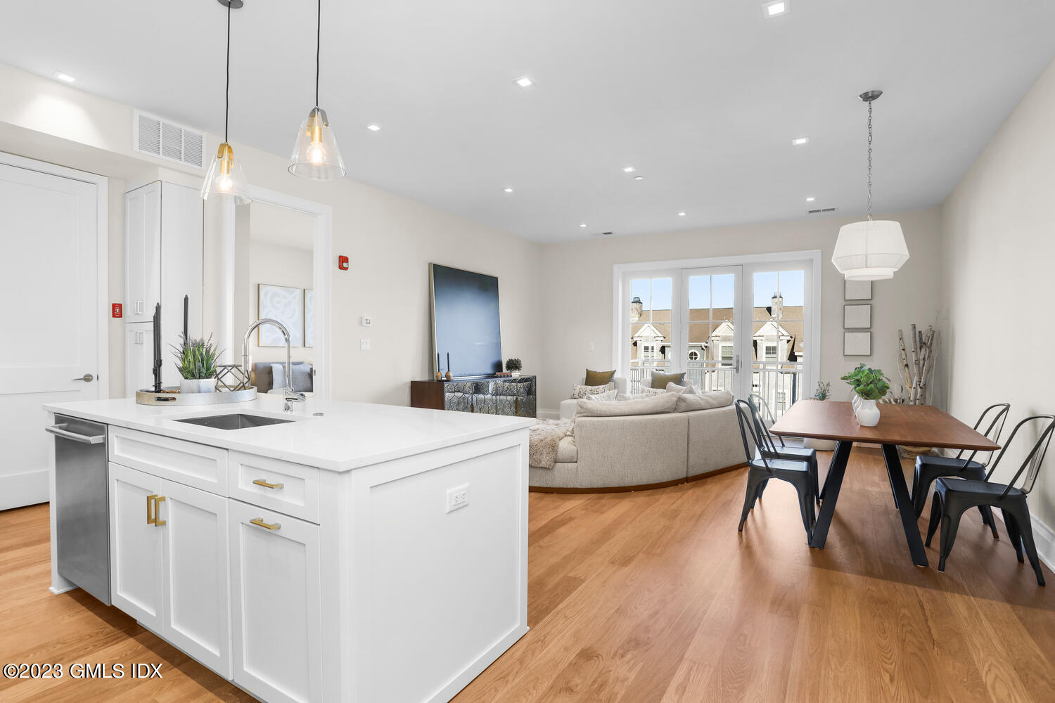 a large kitchen with kitchen island a island in the center