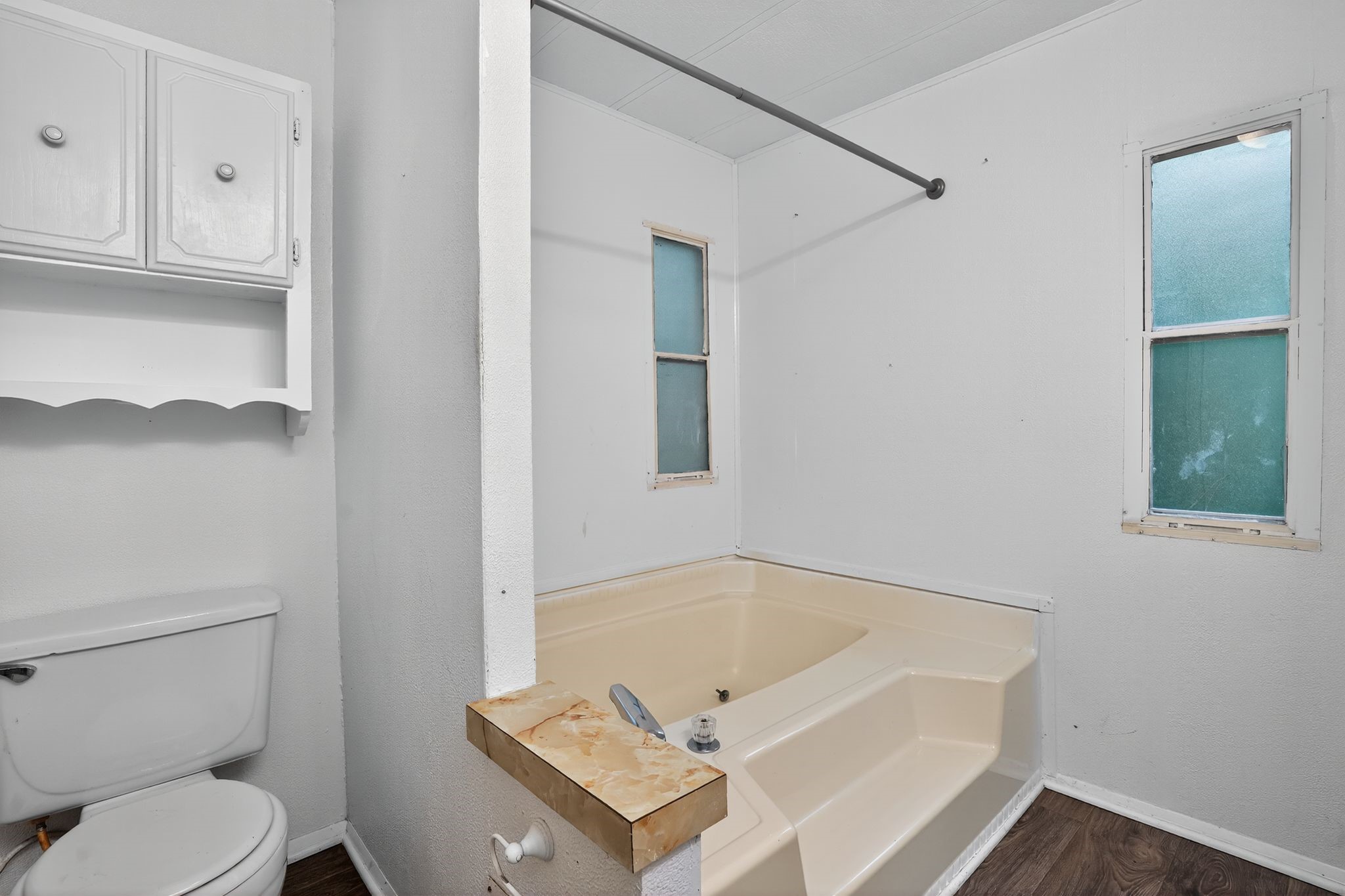 3 Meadowlark Trinity, TX 75862 - Photo 11 of 22 a bathroom with a bathtub and toilet