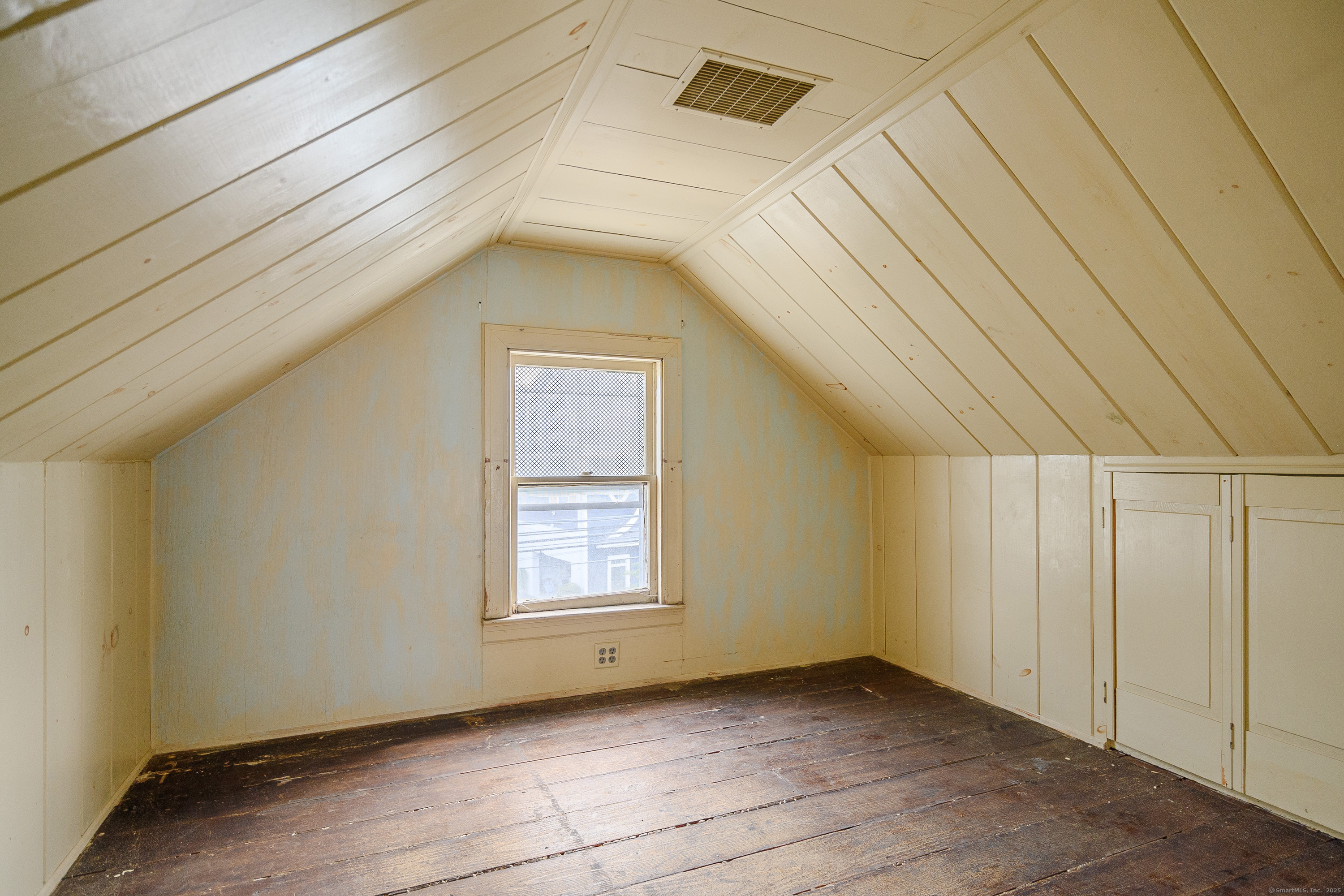 316 Reef Road Fairfield, CT 06824 - Photo 25 of 33 an empty room with windows
