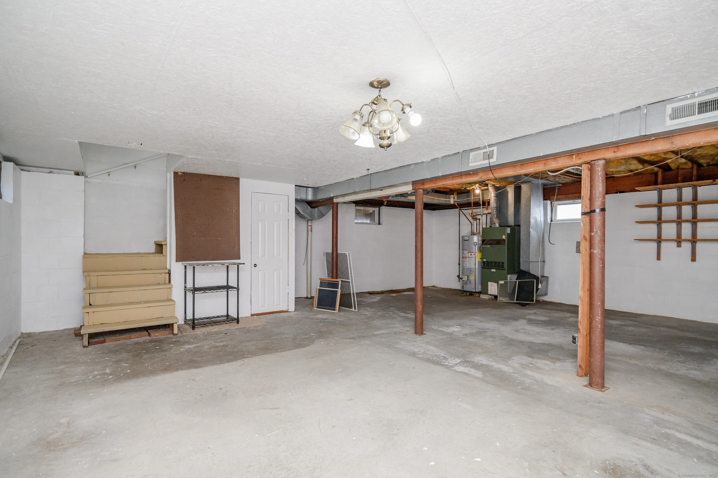 316 Reef Road Fairfield, CT 06824 - Photo 26 of 33 a view of a livingroom with entryway