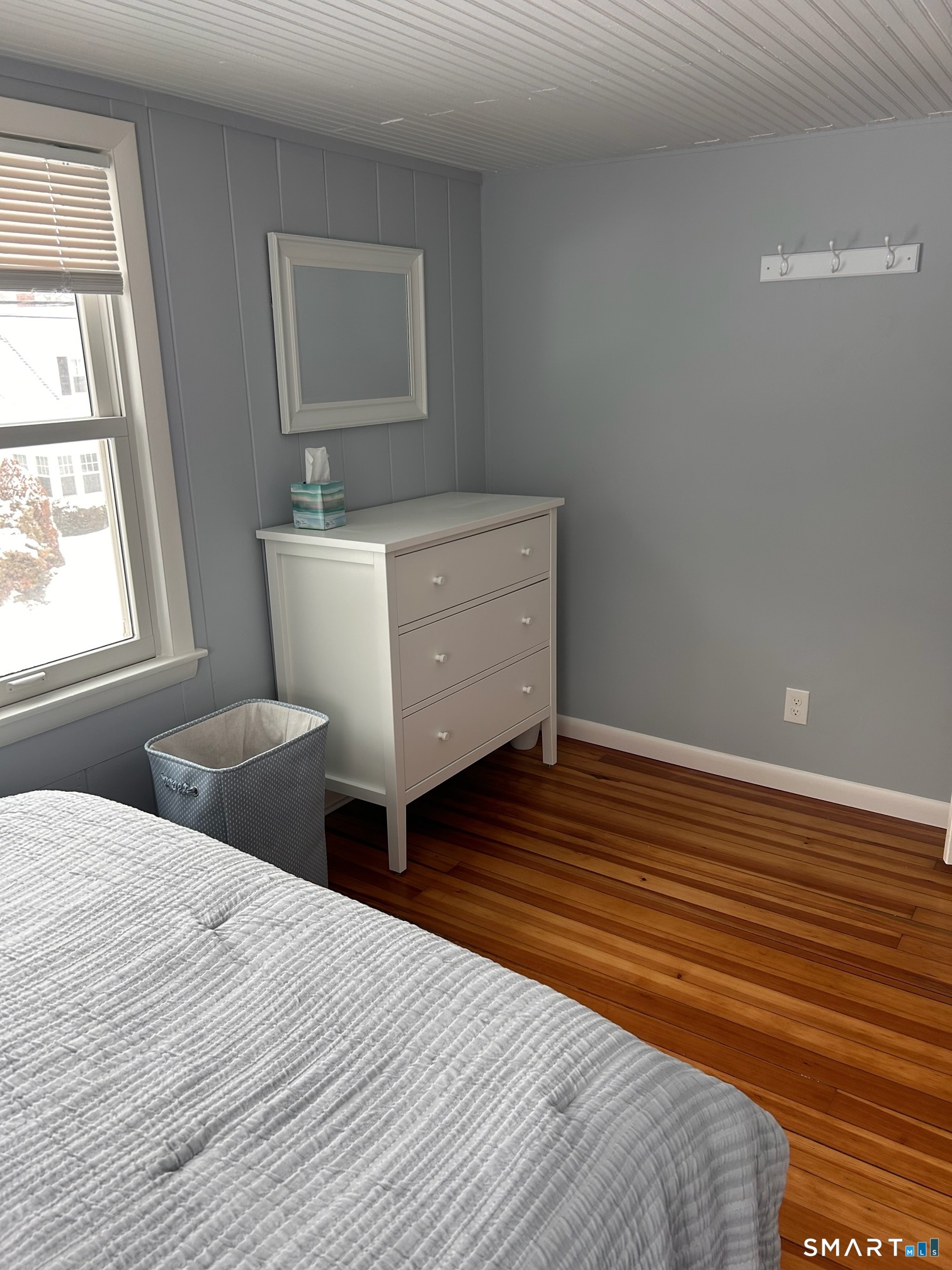 22 Indianola Road East Lyme, CT 06357 - Photo 18 of 18 a room with two beds and a window