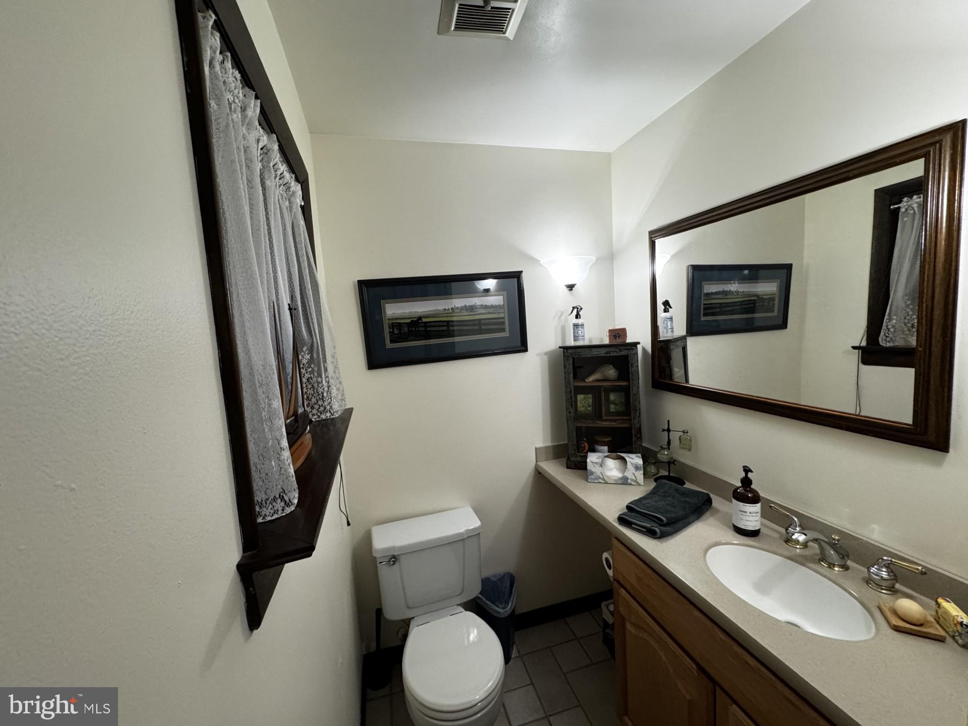 11800 Wolf Run Lane Clifton, VA 20124 - Photo 22 of 56 Powder room
