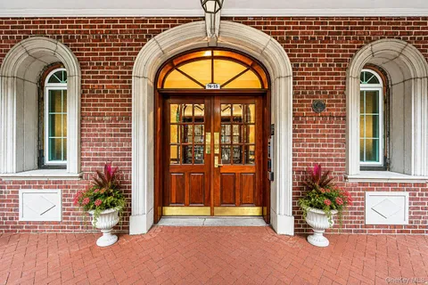 $775,000 | 7615 35th Avenue, Unit 4E | Jackson Heights