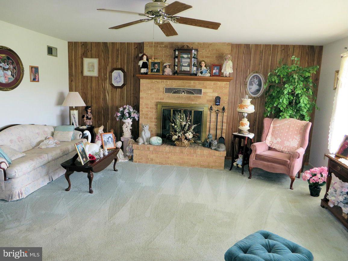 1065 Mud Level Road Shippensburg, PA 17257 - Photo 4 of 30 Living Room
