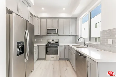 $3,208 | 1238 1/2 North Beachwood Drive, Los Angeles, CA 90038