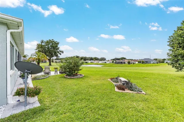 a view of an house with backyard and garden