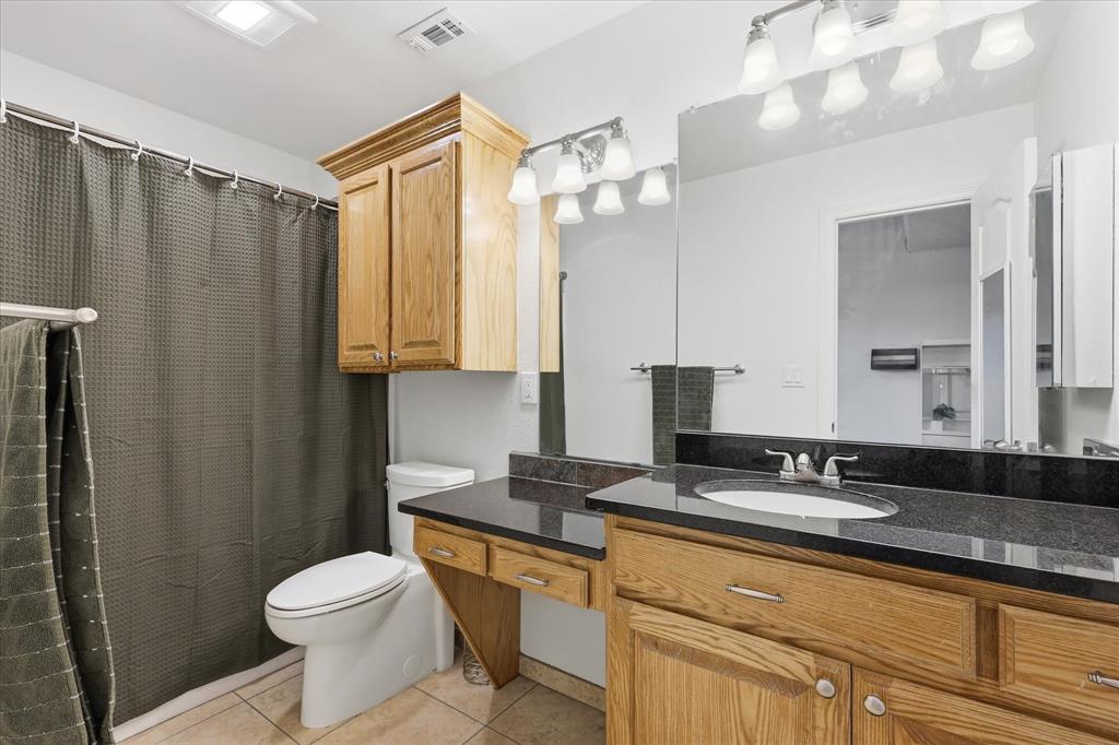 399 Brindley Road Maypearl, TX 76064 - Photo 21 of 39 En-suite bathroom for bedroom 2