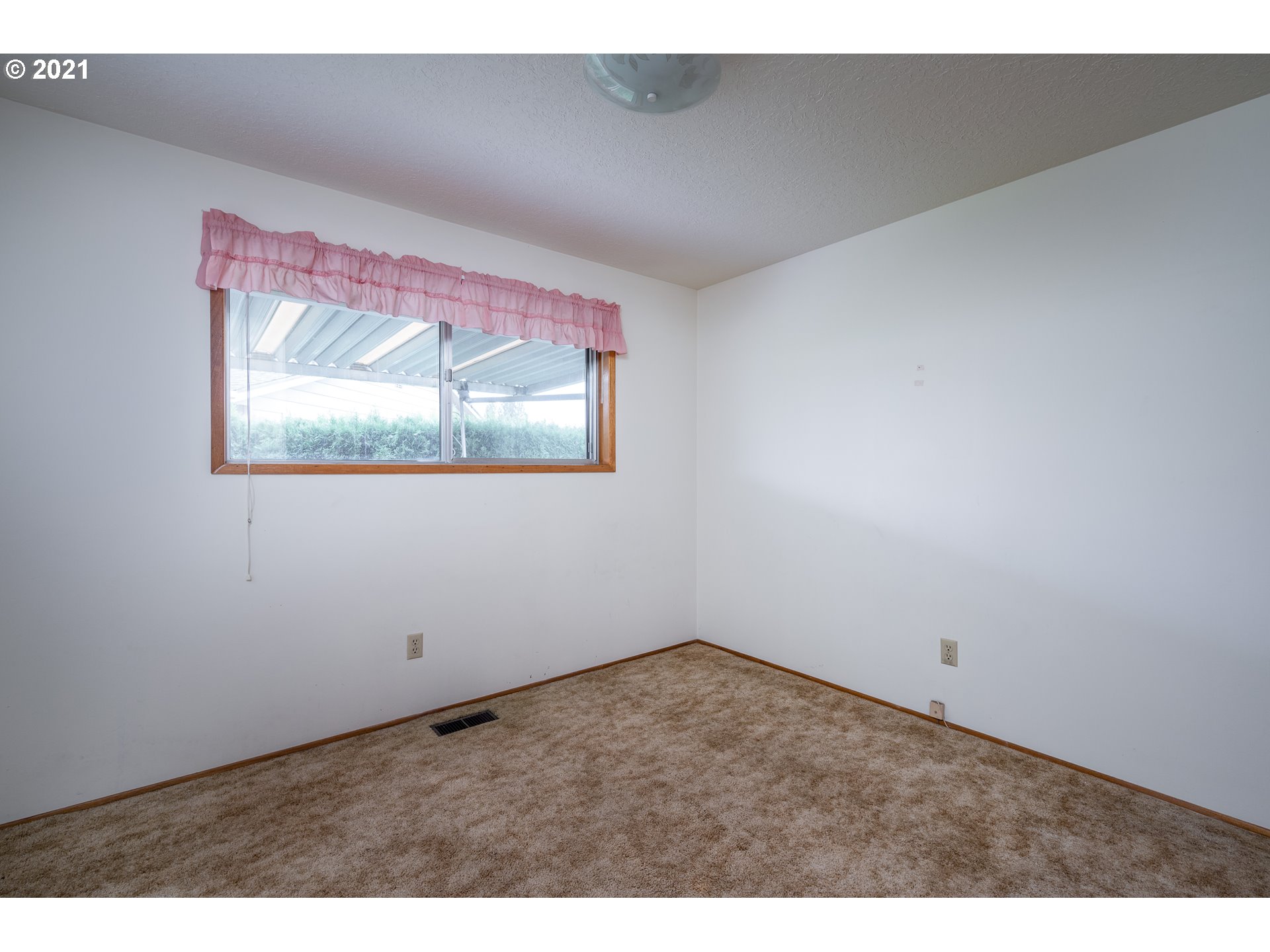1249 Stanfield Road Woodburn, OR 97071 - Photo 11 of 21 Gallery Image 11
