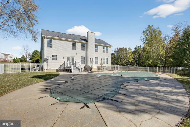 a view of a house with backyard and a garden