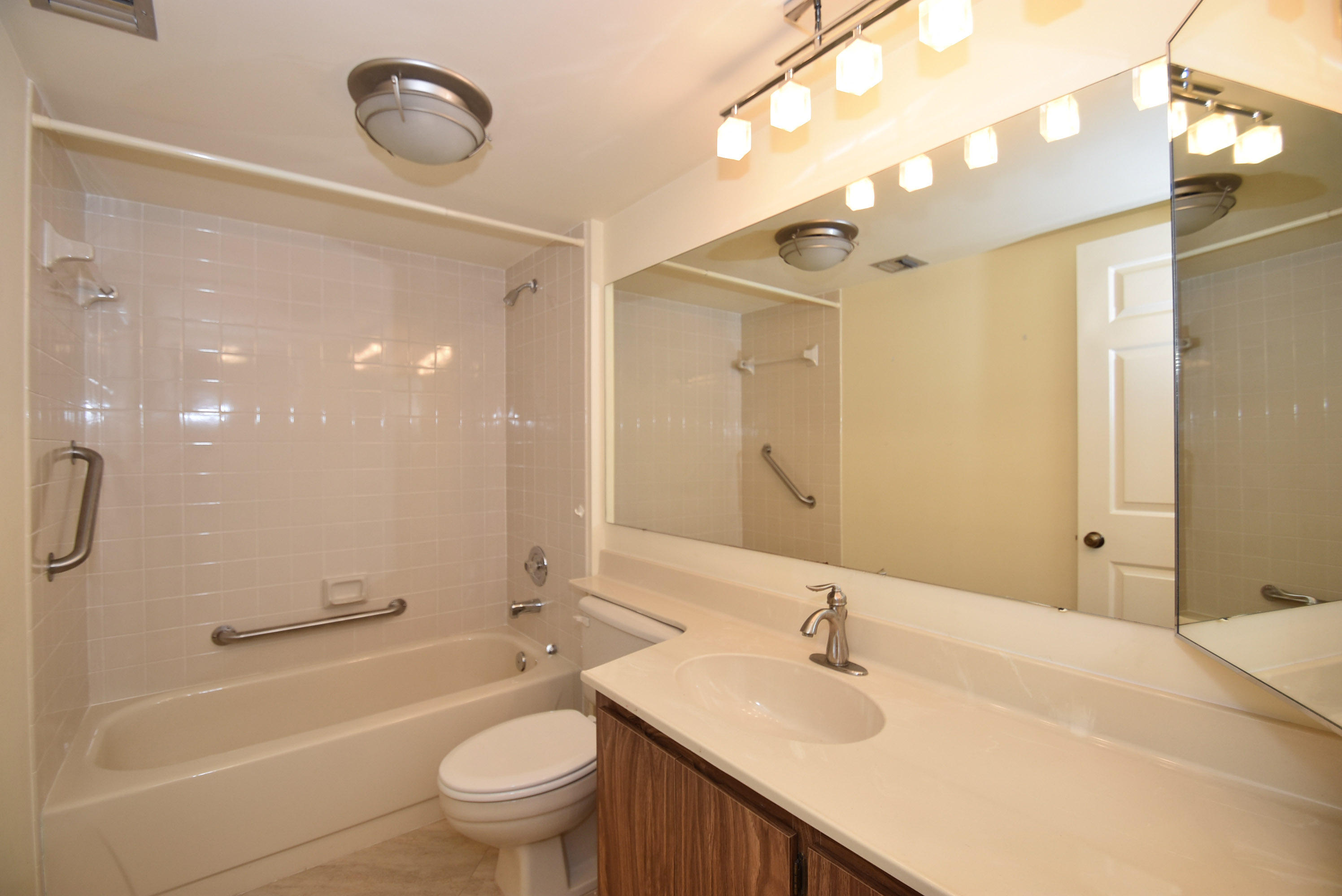 6037 Balboa Circle, Unit 203 Boca Raton, FL 33433 - Photo 24 of 28 guest bath