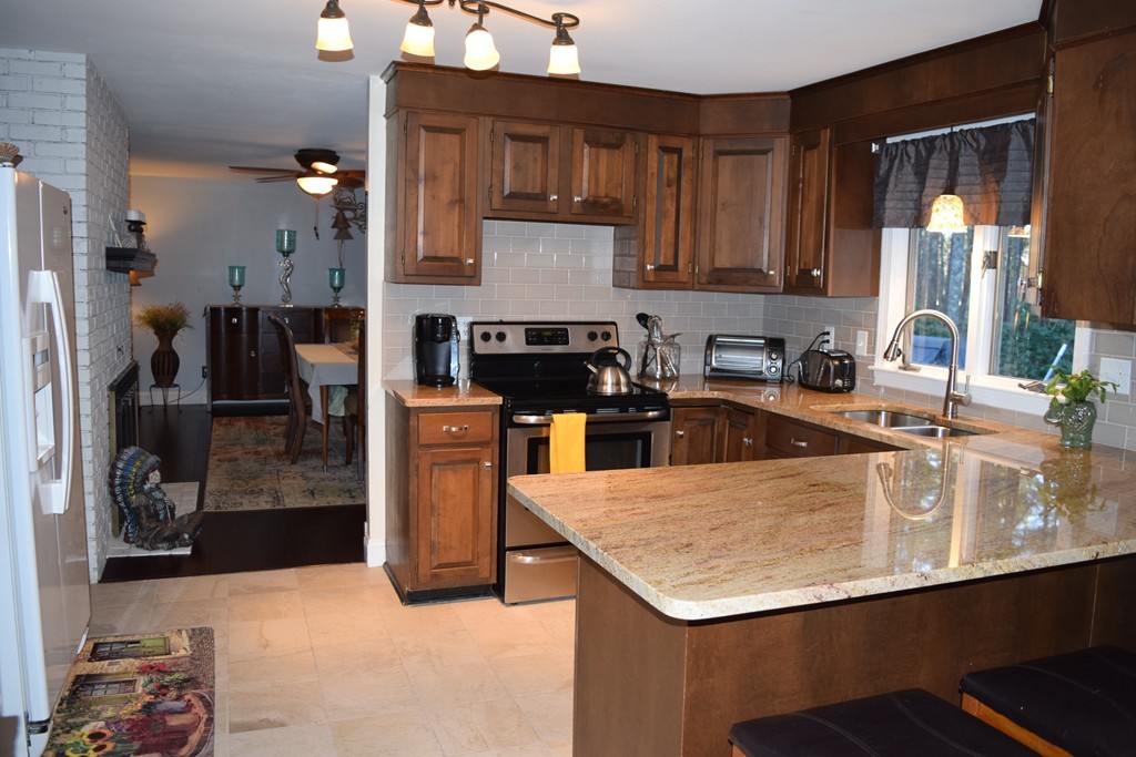 23 Randall Road Rochester, MA 02770 - Photo 3 of 27