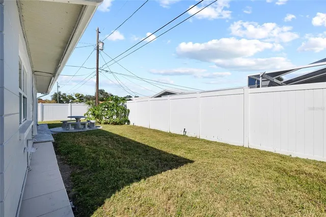 a view of a backyard