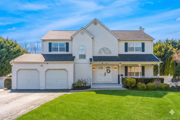 $1,450,000 | 21 Tollgate Drive, East Northport, NY 11731