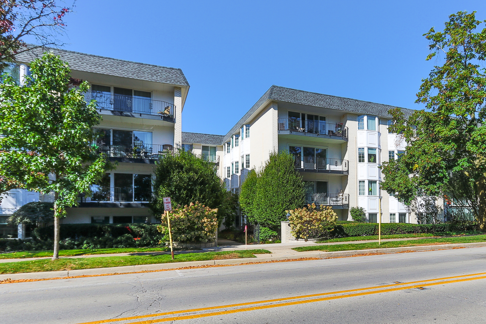 715 Ridge Road, Unit 2E Wilmette, IL 60091 - Photo 1 of 24 a front view of a house with a garden