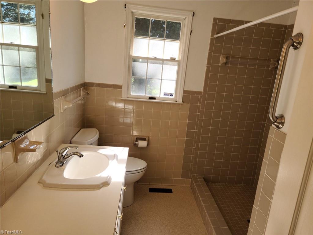 4862 Murray Road Winston-Salem, NC 27106 - Photo 13 of 22 Guest Bath