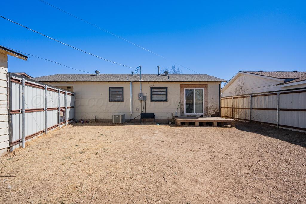 5016 Leigh Avenue Amarillo, TX 79110 - Photo 19 of 21 a view of a house with wooden fence