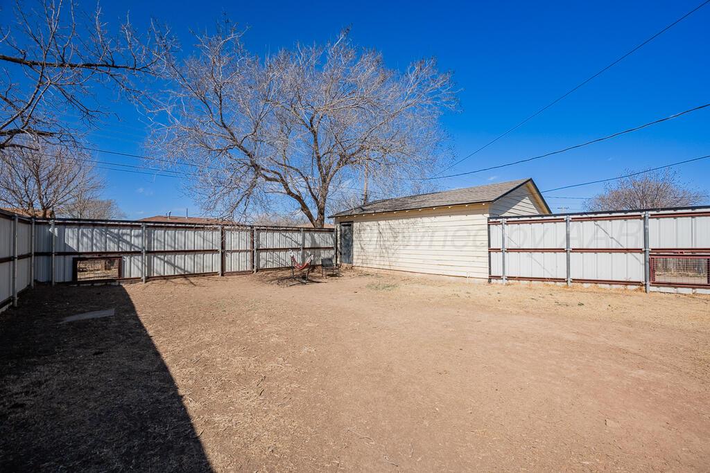 5016 Leigh Avenue Amarillo, TX 79110 - Photo 20 of 21 a view of a backyard