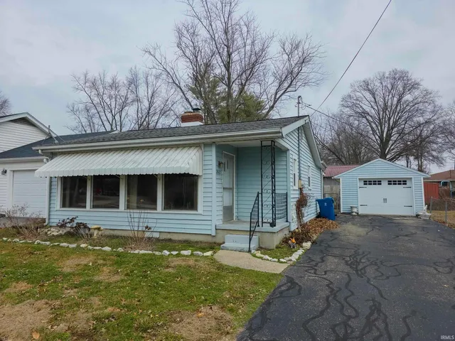 $89,900 | 2027 College Drive, Mount Carmel, IL 62863