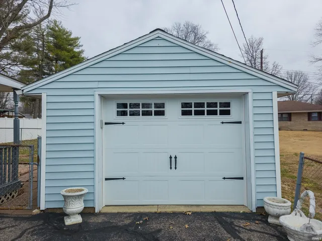 $89,900 | 2027 College Drive, Mount Carmel, IL 62863