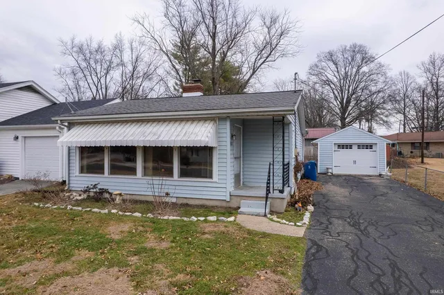 $89,900 | 2027 College Drive, Mount Carmel, IL 62863