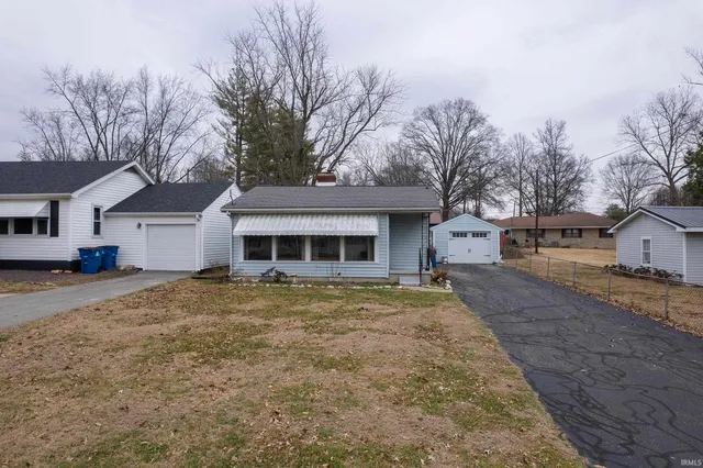 $89,900 | 2027 College Drive, Mount Carmel, IL 62863