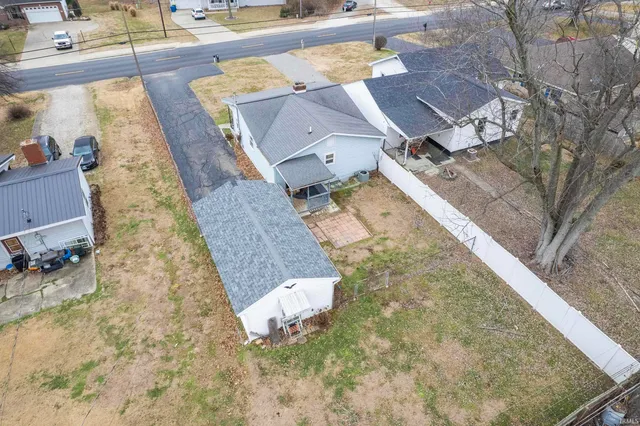 $89,900 | 2027 College Drive, Mount Carmel, IL 62863