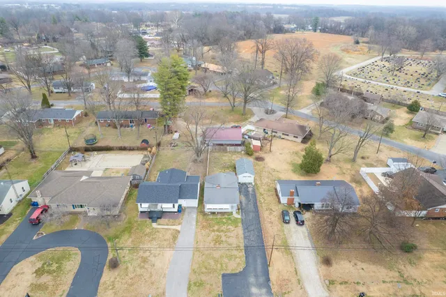 $89,900 | 2027 College Drive, Mount Carmel, IL 62863