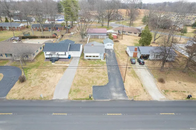 $89,900 | 2027 College Drive, Mount Carmel, IL 62863