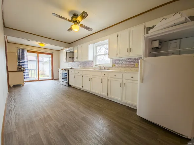 $89,900 | 2027 College Drive, Mount Carmel, IL 62863