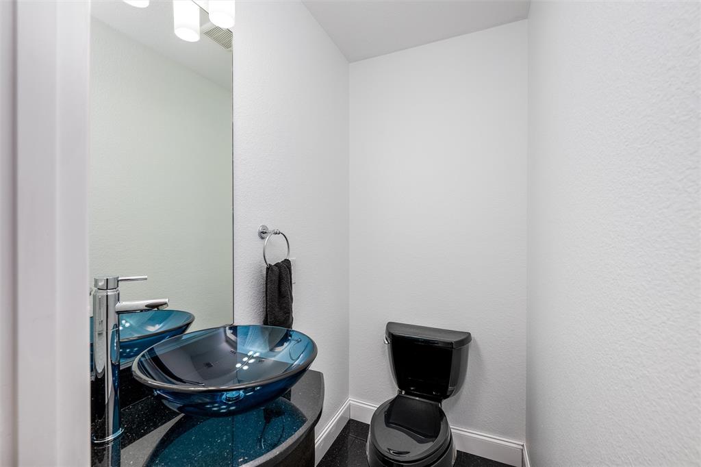 5033 Brook Lane Anna, TX 75409 - Photo 21 of 35 a living room with furniture and a lamp