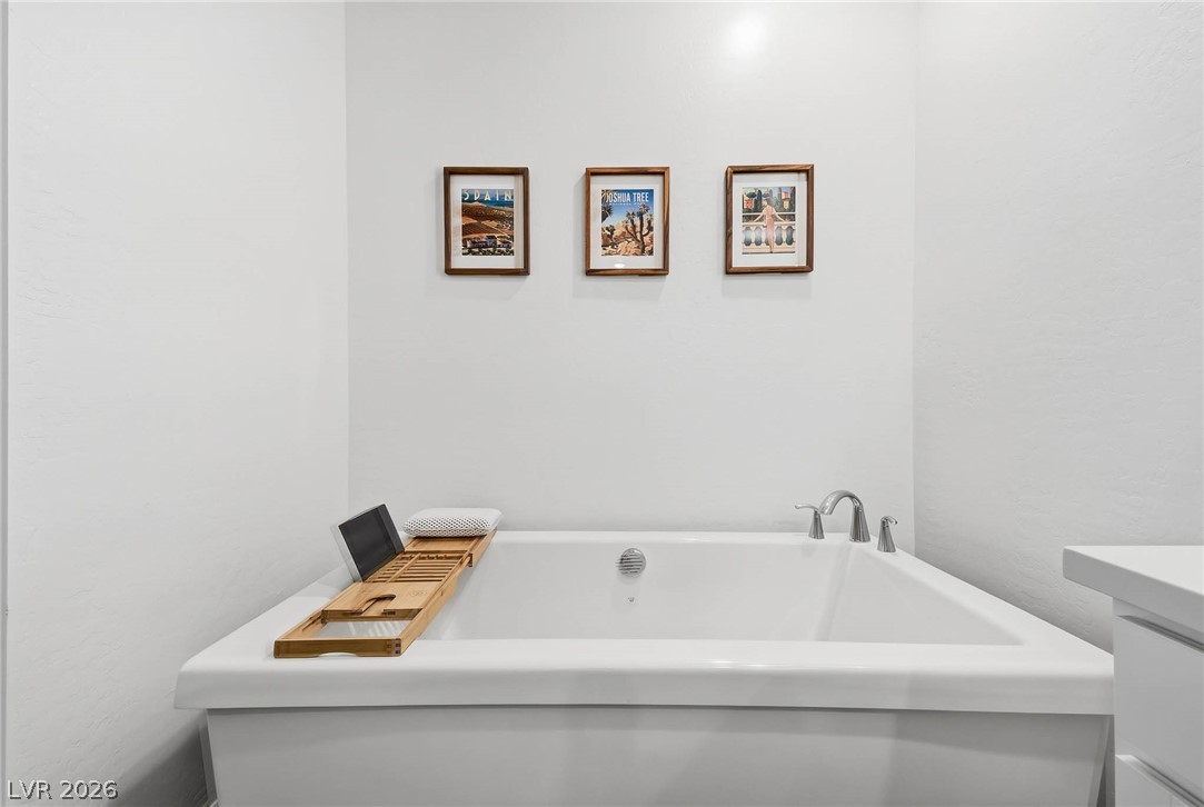 2555 Hampton Road, Unit 7203 Henderson, NV 89052 - Photo 24 of 46 Primary Bedroom - full bath with dual sinks, soaking tub and separate shower.