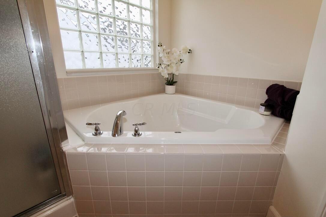 4836 Heath Trails Road Hilliard, OH 43026 - Photo 15 of 32 Luxurious Corner Tub!