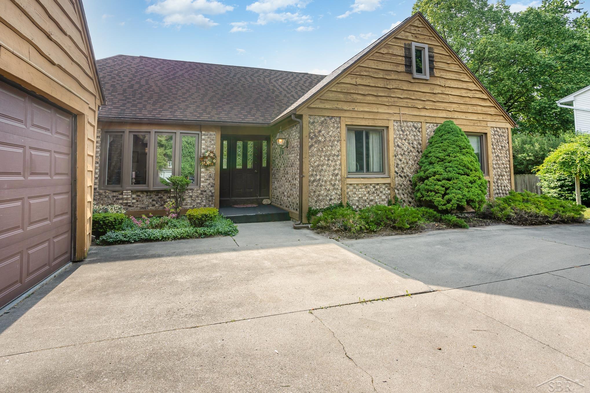 860 Somerset Road Saginaw, MI 48638 - Photo 1 of 28 50111098.JPG