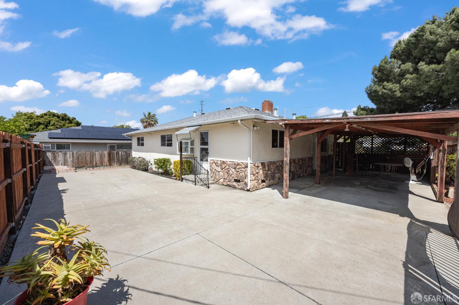 196 Loftus Road Pittsburg, CA 94565 - Photo 20 of 25 a view of a terrace with sitting area