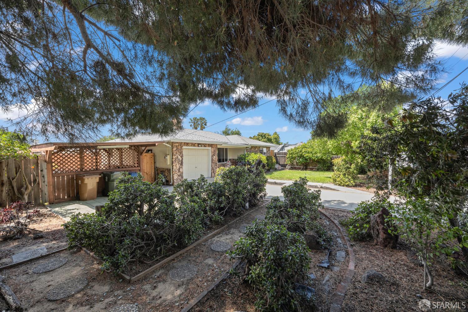 196 Loftus Road Pittsburg, CA 94565 - Photo 23 of 25 a view of a garden with wooden fence